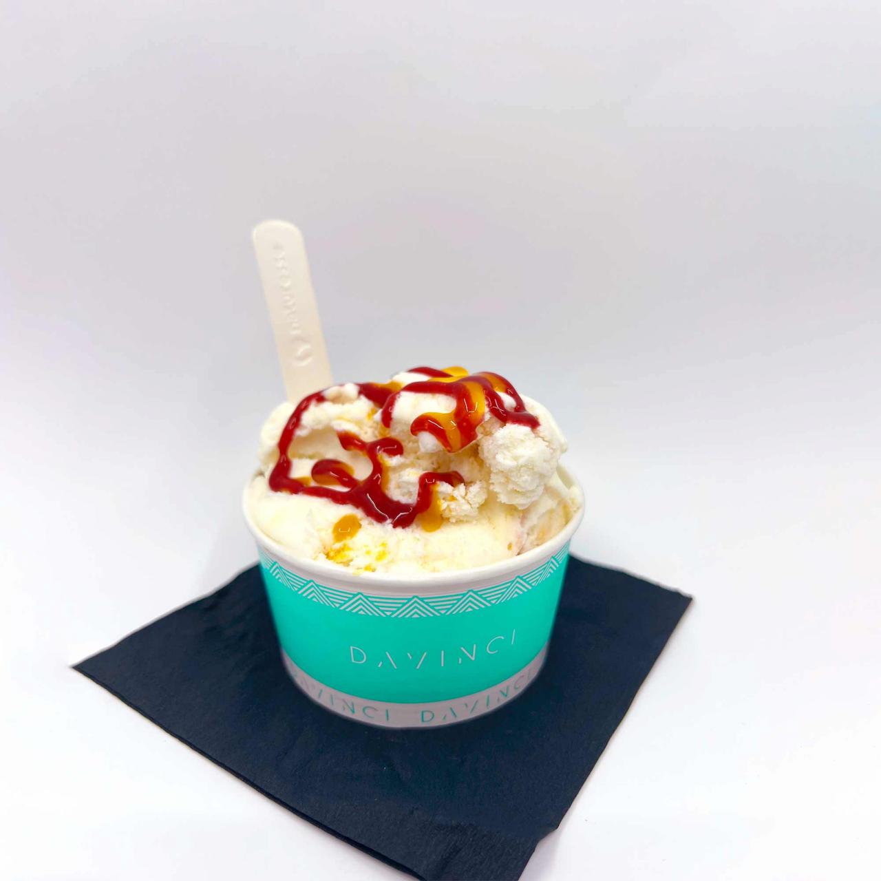 Jogurt z naravnim sadnim prelivom sladoled