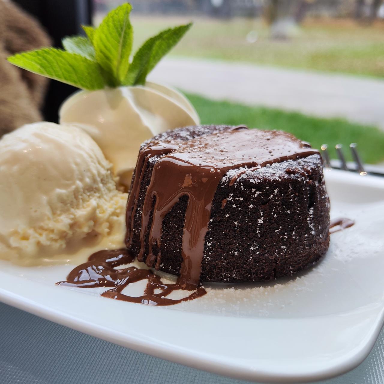 Souffle z vanilijevim sladoledom